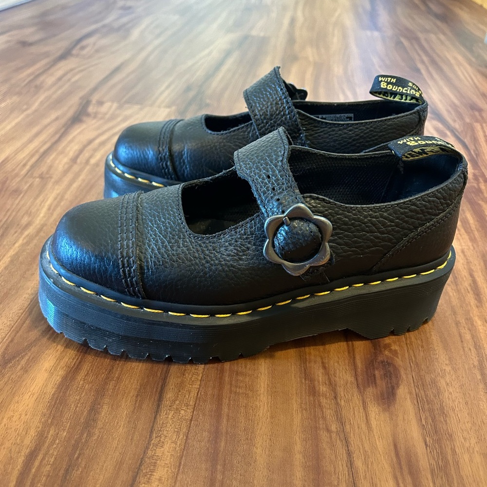 Women’s Dr. Martens Addina Flower Buckle Leather Platform shoes Size 7.